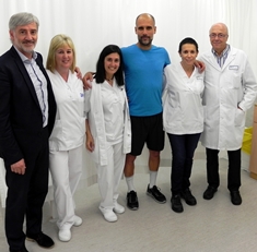 Pep Guardiola amb l'equip assistencial Pep Guardiola amb l'equip assistencial