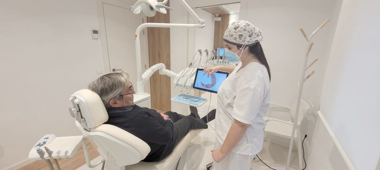 Coneixes les diferències entre implants, pròtesis i ponts dentals?