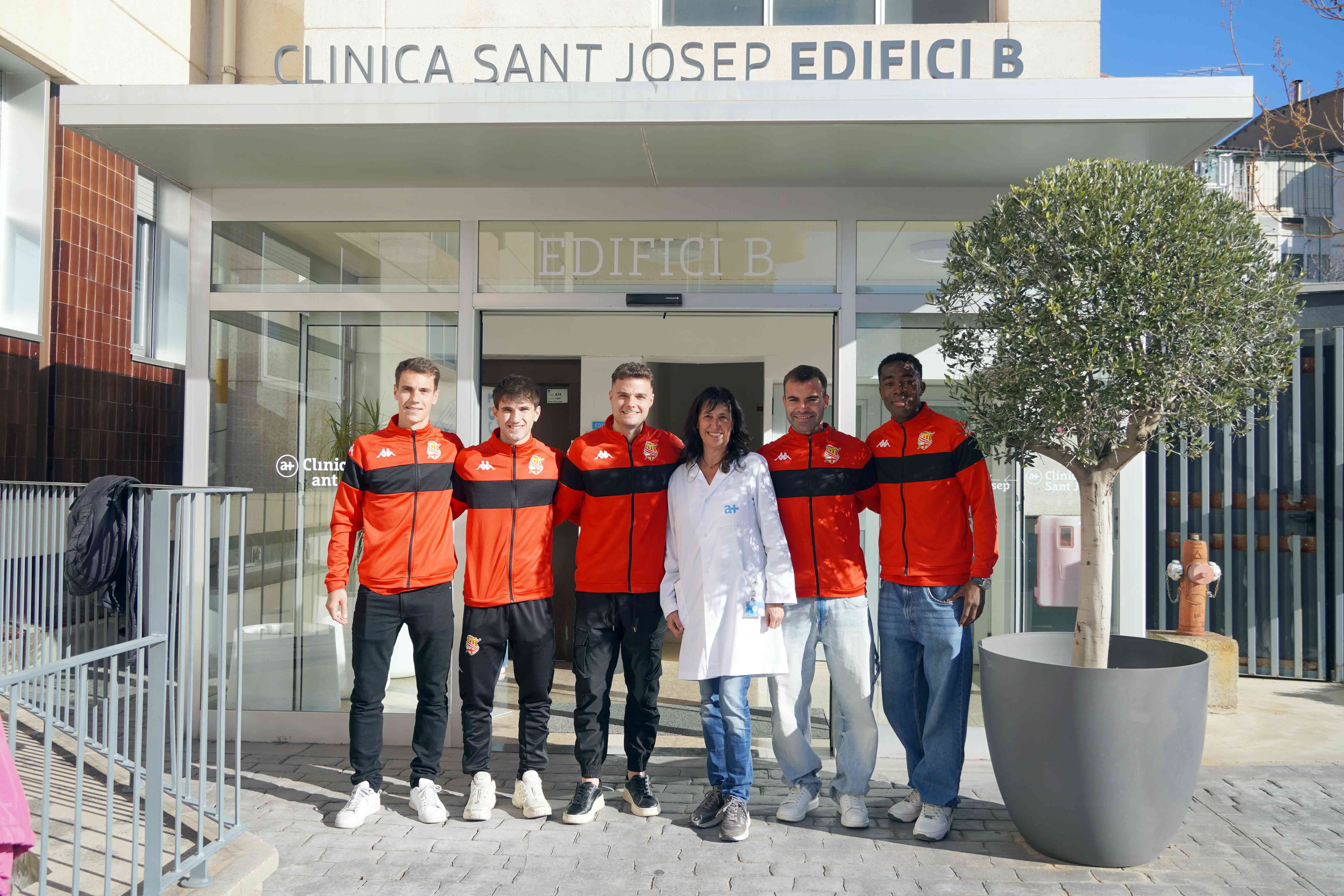 Jugadors del Centre d’Esports Manresa visiten els nens i joves atesos a la Clínica Sant Josep i l’Hospital Sant Joan de Déu Jugadors del Centre d’Esports Manresa visiten els nens i joves atesos a la Clínica Sant Josep i l’Hospital Sant Joan de Déu