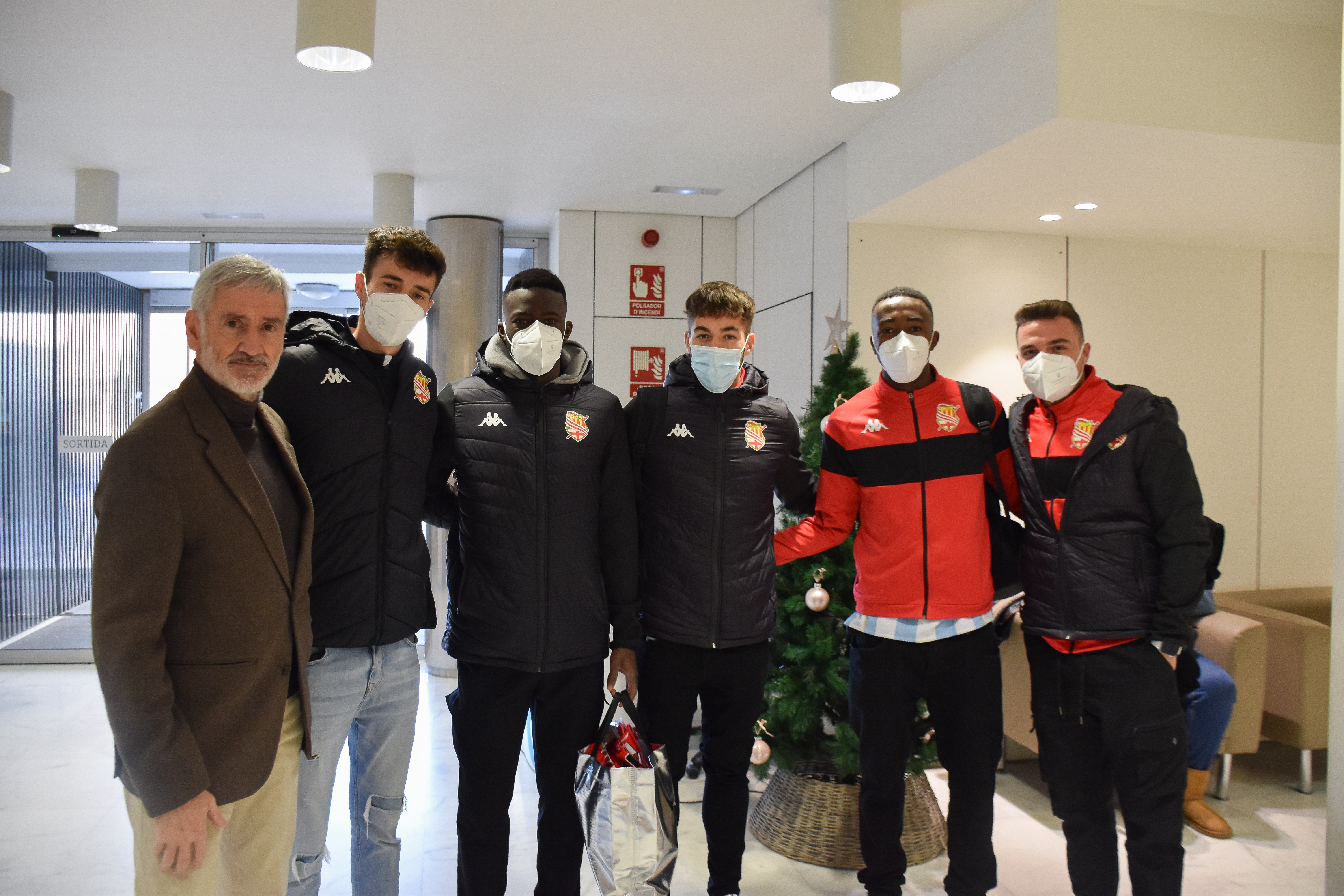 Jugadors del Centre d’Esports Manresa visiten els nens i joves ingressats a la Clínica Sant Josep Jugadors del Centre d’Esports Manresa visiten els nens i joves ingressats a la Clínica Sant Josep
